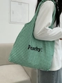 Dettaglio della borsa tote a quadretti verde e bianco con scritta Peachy! su modella - Gingham Verde (Lettera Nera)