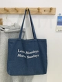 Detail der blauen Jeans-Tasche mit weißer Bestickung Less Mondays More Sundays - Bestickter Hellblauer Denim