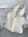 Détail du sac cabas brodé avec petites fleurs 3D colorées sur toile de coton beige - Sac Gilet Style Doux à Broderie Fleurie