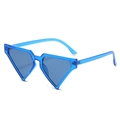 Lunettes de soleil géométriques triangulaires en plastique bleu translucide avec protection UV - Monture Bleue / Verres Bleus