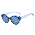 Gafas de sol ojo de gato vintage con montura azul translúcida vistas en un ángulo de 45 grados - Montura Azul / Lentes Azules