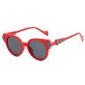 Vintage Kinder Sonnenbrille in Rot mit blauen Akzenten und grauen UV-Gläsern - Roter Rahmen Dunkelgraue Gläser