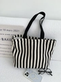 Sac fourre-tout en toile à rayures noires et blanches avec anses noires sur fond doux - Double Couche Chevrons Noir