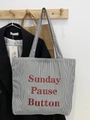 Minimalistische grau gestreifte Canvas-Tasche mit rotem Sunday Pause Button-Schriftzug - Sunday Schwarz Gestreift