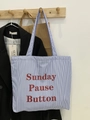 Detail der blau gestreiften Canvas-Tasche mit rotem Sunday Pause Button-Aufdruck - Sunday Dunkelblau Gestreift
