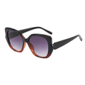 Occhiali da sole cat eye con montatura nera e lenti viola sfumate su fondo bianco - Montatura Tartarugata Nera Lenti Sfumate Grigio