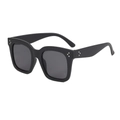 Lunettes de soleil carrées oversize noires avec accents métalliques à trois clous - Cadre Noir Mat Verres Gris Noir