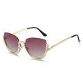 Occhiali da sole cat-eye in metallo con lenti viola sfumate e decorazioni di perle - Montatura Oro Lente Rosso Sfumato