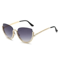 Occhiali da sole cat-eye montatura in metallo con strass e perle su sfondo bianco - Montura Oro Lenti Sfumate Grigie