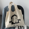 Minimalistische Segeltuchtasche mit Illustration und Slogan hängend an einem Stuhl - Tagträumer