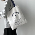 Weiße Segeltuchtasche mit marineblauen Riemen und minimalistischem Cartoon-Skater-Motiv - Skateboard-Junge (Weiß Schulter) / Weiß