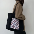 Bolso tote de lona negra estilo japonés con bolsillo de tablero de corazones y gran espacio - Bolsillo de parche de rejilla púrpura