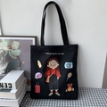 Detailansicht der schwarzen Canvas-Einkaufstasche mit Illustration und Lifestyle-Symbolen - Reisemädchen Schwarz