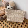 Détail d'une trousse beige avec jacquard floral 3D et texture en toile de coton - Kaki clair