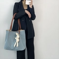 Dettaglio della borsa tote in tela celeste con manici in pelle marrone e ciondolo a coniglio - Con Ciondolo a Forma di Coniglio / Blu