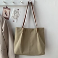 Details einer khakifarbenen Nylon-Tragetasche mit braunen Trägern in minimalistischem Stil - Ohne Anhänger / Khaki