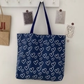 Detailopname van de marineblauwe canvas draagtas met hartjesprint en stevige hengsels - Hart Donkerblauw