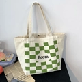 Detalle del bolso tote grande de lona con diseño de cuadros verdes y texto Boom artístico - Estampado Verde