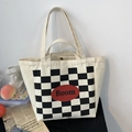 Detalle del bolso tote de lona con estampado de damero y accesorios de estilo artístico - Patrón Negro