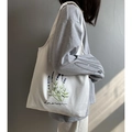 Detailansicht der weißen Canvas-Tasche mit Lavendeldruck an einem weiblichen Modell - Weiße Lavendel Westentasche
