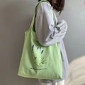 Detail der hellgrünen Canvas-Schultertasche mit Lavendel-Print und Schriftzug - Matcha Grüne Lavendel Westentasche