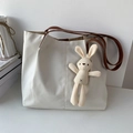 Borsa tote in tela di nylon bianca con manici marroni e ciondolo con coniglio - Con Ciondolo a Forma di Coniglio / Bianco Sporco