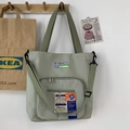 Détail du cabas en nylon vert matcha avec poches zippées et poignées en toile tissée - Sac à Bandoulière Vert Clair Multi-poches / vert clair