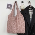 Vue détaillée du texte jacquard floral 3D rose sur un grand sac cabas minimaliste - Rose racine de lotus