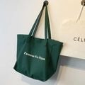 Dunkelgrüne Canvas-Tragetasche mit weißem Famous For Pizza-Slogan und Doppelgriffen - Grün