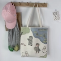 Detail der Canvas-Einkaufstasche mit Waldabenteuer-Cartoons von Bär und Fuchs - Schafe Reise Beige Tasche