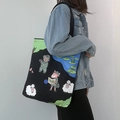 Detail einer schwarzen Canvas-Einkaufstasche mit lebhaften Comic-Tiermotiven und Schultergurten - Schafe Reise Schwarze Tasche