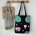 Detailansicht einer schwarzen Canvas-Tragetasche mit Cartoon-Waldillustrationen und Bäumen - Wald Spiel Schwarze Tasche