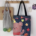 Detalle de ilustración de oso en bolso de lona a cuadros negros con asas de cinta - Oso que Saluda Negro