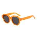 Modische quadratische Sonnenbrille in Orange mit dunklen Gläsern und silbernen Nieten - Orangener Rahmen Graue Linsen