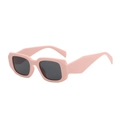 Lunettes de soleil carrées vintage avec monture épaisse rose et verres gris foncé vue à 45 degrés - Monture Rose Verres Gris Foncé
