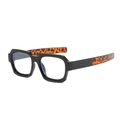 Klassische schwarze quadratische Brille mit Bügeln im Schildpatt-Muster auf weißem Hintergrund - Schwarzer Leopard