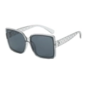 Übergroße quadratische Sonnenbrille in Transparentgrau mit Bügeln im Rauten-Steppmuster - Grauer Rahmen / Schwarzgraue Gläser