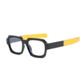 Klassische quadratische Brille in Schwarz mit bernsteinfarbenen Bügeln in 45-Grad-Ansicht - Schwarz-Oranger Rahmen