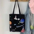Detail van zwarte canvas draagtas met kleurrijke astronauten- en ruimte-graphics - Buitenaards Wezen Vissen Zwarte Tas