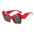 Lunettes de soleil géométriques oversize rouges avec verres foncés pour la mode - Monture Rouge Verres Gris Foncé