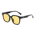 Retro-Sonnenbrille mit schwarzem Rahmen und gelben Gläsern in einer 45-Grad-Ansicht präsentiert - Schwarzer Rahmen Gelbe Gläser