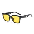 Gafas de sol cuadradas retro con montura negra y lentes amarillas en vista lateral de 45° - Montura Negra Lentes Amarillas
