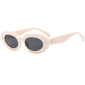 Retro-Oval-Sonnenbrille in Cremeweiß mit Ziernieten aus Metall und dunkelgrauen Gläsern - Beiger Rahmen Schwarzgraue Linsen