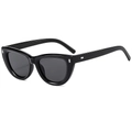 Gafas de sol retro cat-eye negras con remaches plateados y lentes oscuras - Montura Negra Lentes Gris Negro