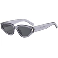 Occhiali da sole cat-eye retrò con montatura grigia traslucida e lenti grigio scuro vista 45° - Montatura Grigia / Lenti Nero Grigio