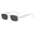 Retro quadratische Sonnenbrille mit dickem weißem Rahmen und dunkelgrauen Gläsern in Seitenansicht - Weißer Rahmen Dunkelgraue Gläser