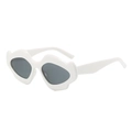 Gafas de sol modernas con montura blanca ondulada y lentes gris oscuro de moda - Montura blanca gelatina lente gris negro