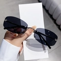 Lunettes de soleil polygonales sans monture avec verres noirs et charnières argentées - Monture Argentée Verres Gris