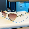 Lunettes de soleil cœur œil de chat, monture métal dorée, strass et verres dégradés - Thé Dégradé