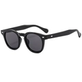 Gafas de sol redondas retro negras con remaches plateados y lentes gris oscuro - Montura Negra Lentes Gris Negro